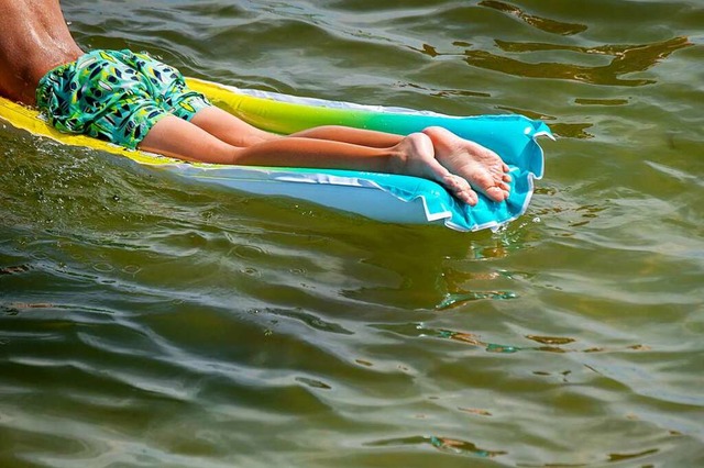 Am kommenden Wochenende ist wieder Abkhlung im Wasser angesagt.  | Foto: Stefan Sauer (dpa)