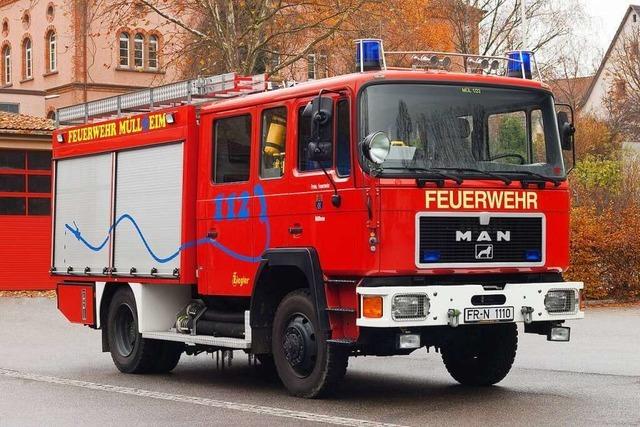 Feuerwehr lscht Brand bei einem Betrieb an Mllheims Bundesstrae