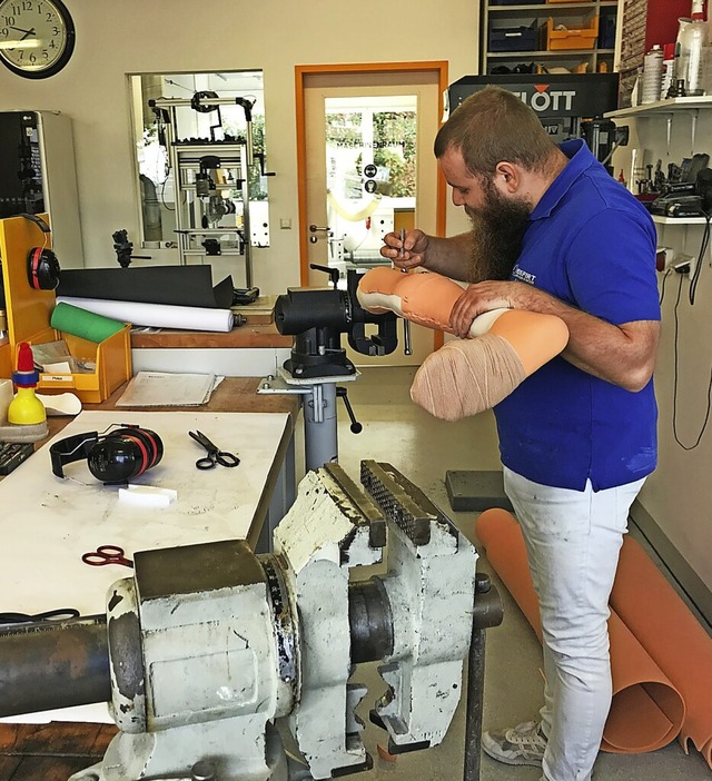 Ein Techniker bringt am Gipsmodell eines Beines die Polsterung zur Fertigung an.  | Foto: Susanne Ehmann