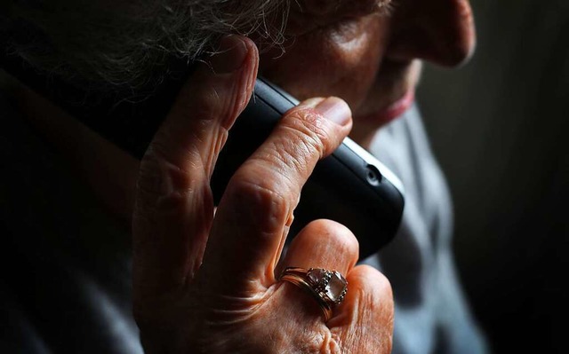 Falsche Polizisten machen am Telefon D...e von Geld und Wertsachen zu erwirken.  | Foto: Karl-Josef Hildenbrand (dpa)