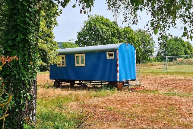 Der Bauwagen beim Sportplatz ist seit einigen Wochen geschossen.  | Foto: Stefan Ammann