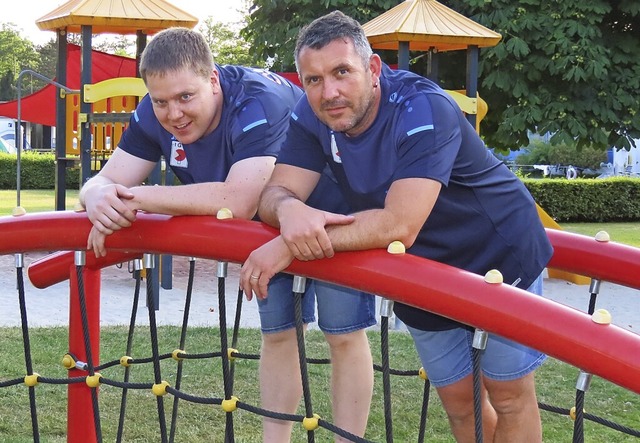 Mark Schuble (links) hat als DLRG-Ort...ng beim ersten Familientag im Parkbad.  | Foto: Gerd Leutenecker