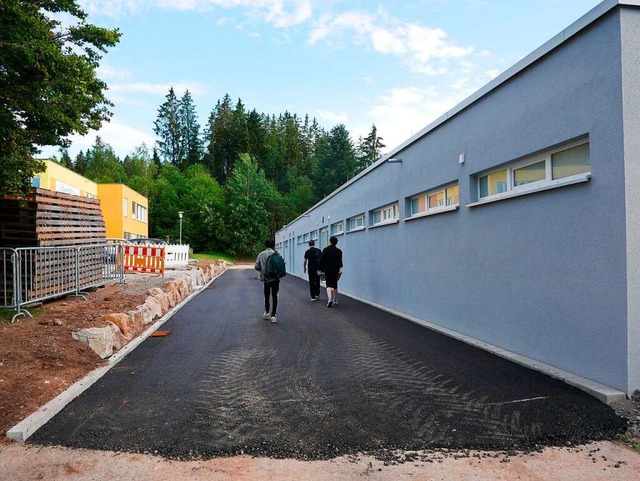 Die erste Asphaltschicht zur Schule am Eingang zu den Umkleiderumen ist fertig.  | Foto: Eva Korinth