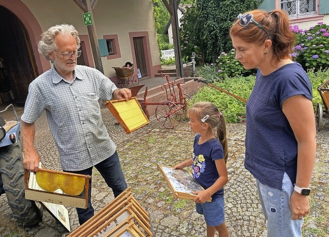 Imker Gnter Merz erklrt sein Hobby beim Aktionstag des Heimatvereins March.  | Foto: Mario Schneberg