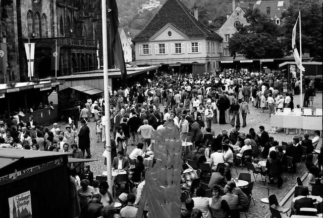 Ordentlich was los: In den ersten Wein...r Holzlauben auf dem Mnsterplatz auf.  | Foto: Staatsarchiv Freiburg, W 134 Nr. 103627h