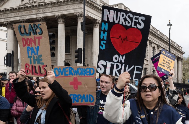 Britische Krankenpflegerinnen und -pfleger streiken fr bessere Bezahlung.  | Foto: IMAGO/WIktor Szymanowicz