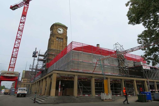 Das Bahnhofsgebude ist eingerstet. D... in Basel wird bis Mitte 2025 saniert.  | Foto: Peter Gerigk