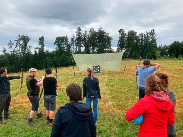 Die Teilnehmer der Waldbegehung lernte... und probierten sich im Bogenschieen.  | Foto: Stadt Herbolzheim