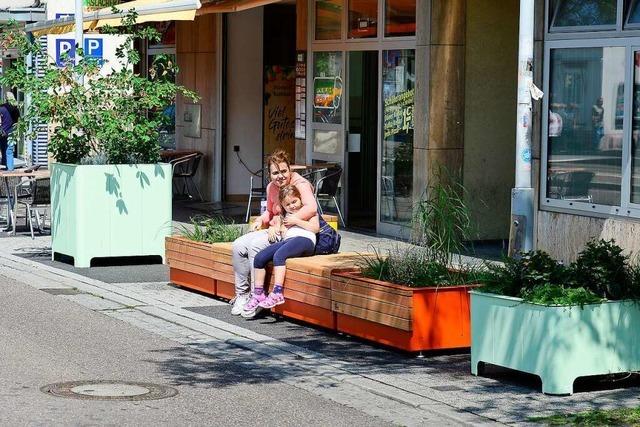 Bänke und Blumen statt Parkplätze: Ortsmitte von Freiburg-Haslach wird testweise aufgemöbelt