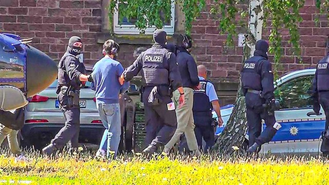 Karlsruhe: Zwei der Terrorverdchtigen...rfhrung vor dem Haftrichter gebracht.  | Foto: Waldemar Gess (dpa)