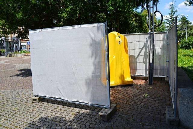 Am Lörracher Bahnhofsplatz steht nun ein mobiles Urinal
