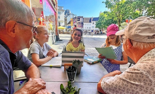 Drei Viertklssler trugen einer Mnnerrunde im Caf lustige Texte vor.   | Foto: Barbara Ruda