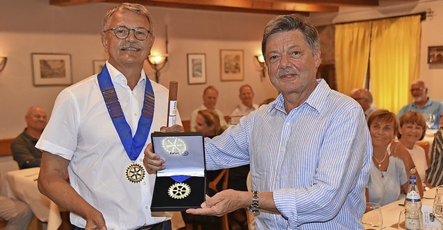 Georg Ganter (links) bekommt von Theodor Sproll die Amtskette berreicht.  | Foto: Rotary Club