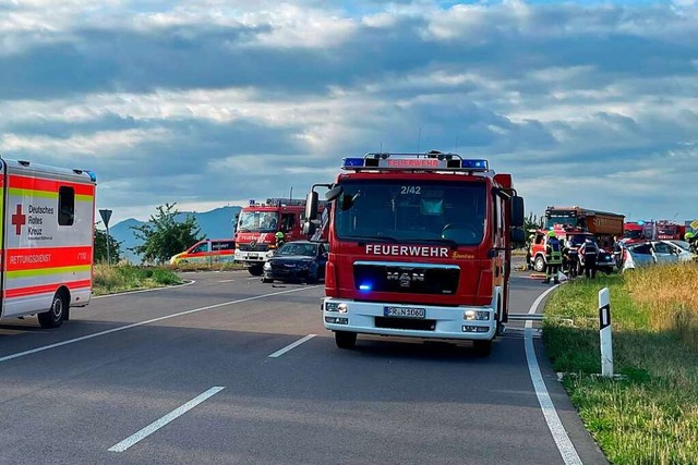 Ein Auto kam von Griheim (auf dem Fot...), eines befuhr die Landesstrae L134.  | Foto: Feuerwehr Neuenburg
