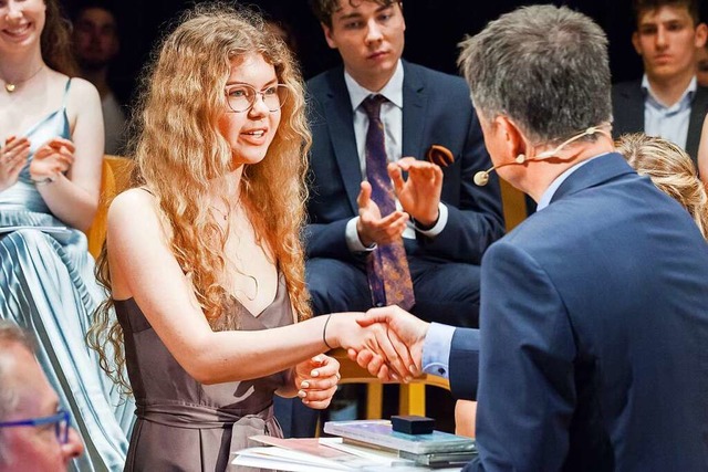 Kaja Nashashibi empfngt von Schulleit...istungen im Fach Physik ausgezeichnet.  | Foto: Fotodesign Hanspeter Trefzer