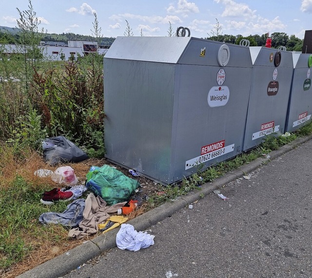 Mllscke und Kleider liegen neben ein...hmend zum Problem in Waldshut-Tiengen.  | Foto: Andreas Otte