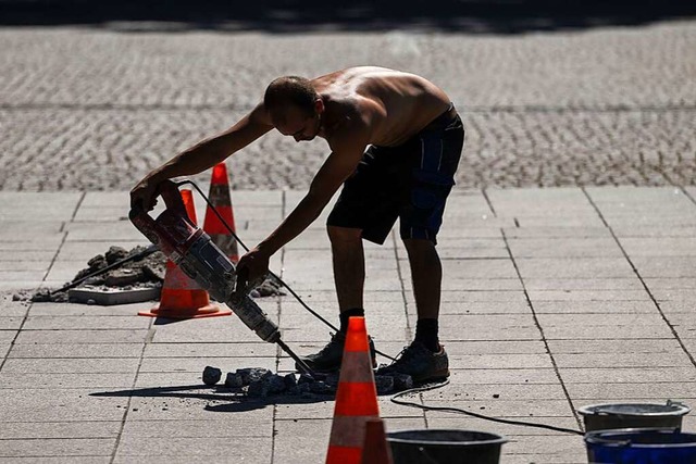 Unterm Pflaster liegt die Natur:  Asph... Hitze und die Kanalisation bei Regen.  | Foto: Marijan Murat (dpa)