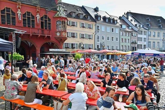 Auf dem Mnsterplatz hat das 50. Freiburger Weinfest begonnen
