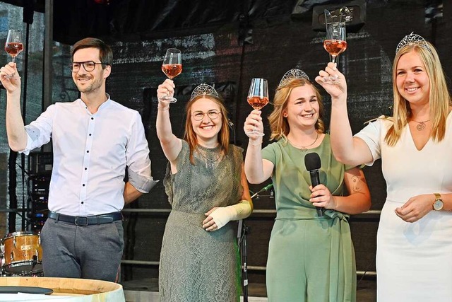 Die Badische Weinknigin Julia Noll (Z...eiburgs Oberbrgermeister Martin Horn.  | Foto: Michael Bamberger