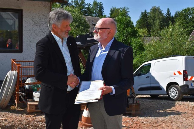 Regierungsvizeprsident Klemens Ficht ...n Euro an Brgermeister Gunther Braun.  | Foto: Thomas Loisl Mink