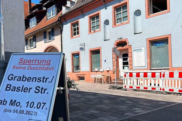 Trotz Sperrung fr den Autoverkehr ab ...Geschfte weiterhin zu Fu erreichbar.  | Foto: Susanne Ehmann