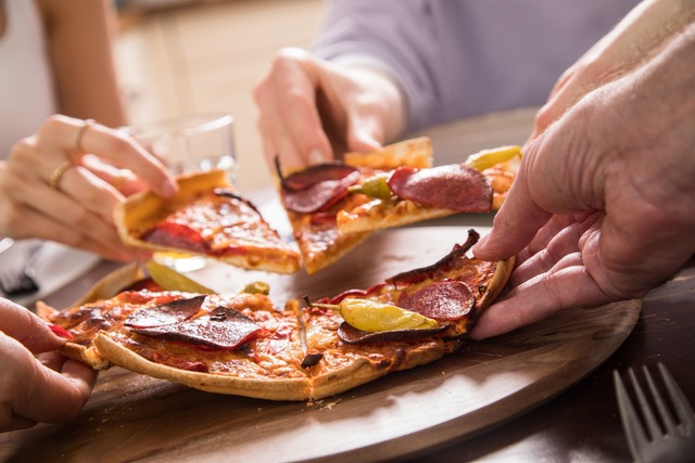 Pizza ist &auml;u&szlig;erst beliebt a...te und des k&ouml;stlichen Geschmacks.  | Foto: Christin Klose/dpa-tmn