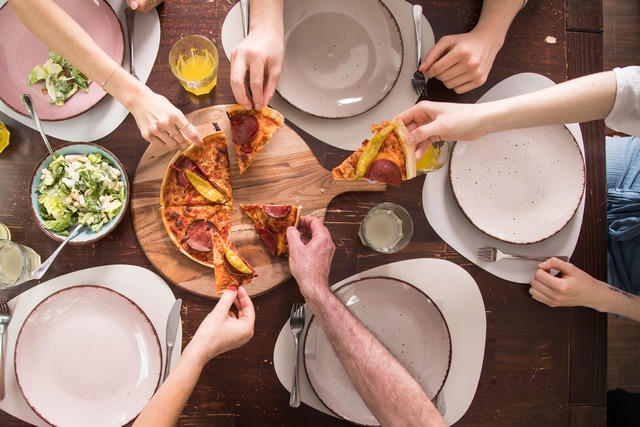 Gemeinsam mit der Familie den einzigar...uss von selbstgemachter Pizza erleben.  | Foto: Christin Klose/dpa-tmn