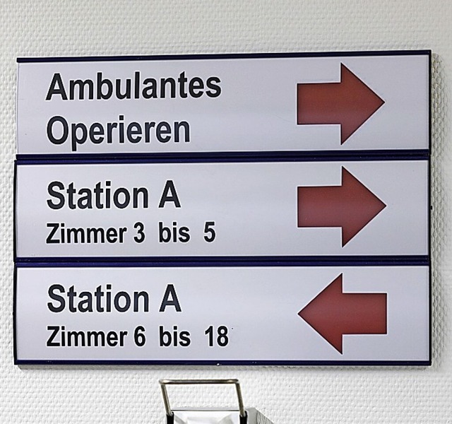 Wegweiser in einem Klinikum  | Foto: Friso Gentsch (dpa)