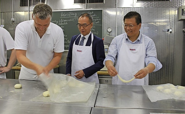 In der Backstube der Gewerbeschule mac...che Delegation praktische Erfahrungen.  | Foto: Gewerbeschule Lrrach