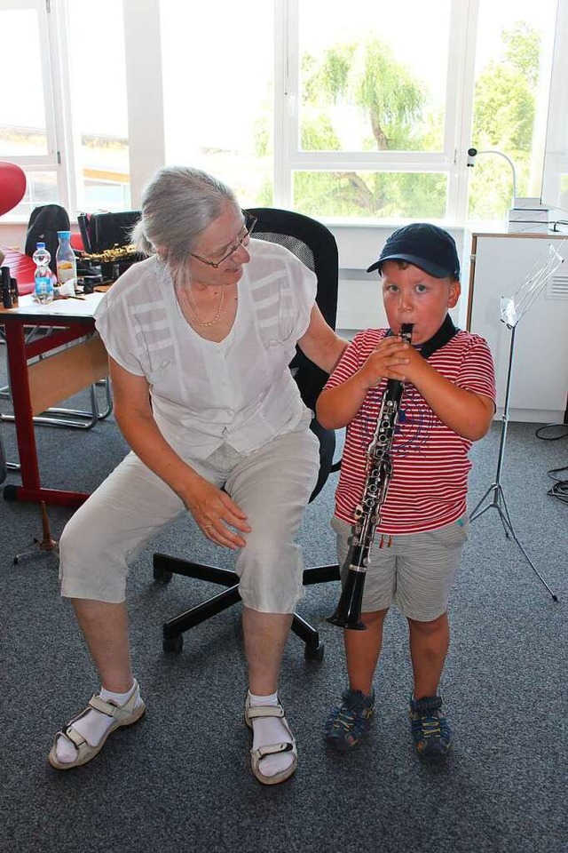 Beim Tag der Musikschule probiert der ...schinstrument Schlagzeug bleiben will.  | Foto: Christa Maier