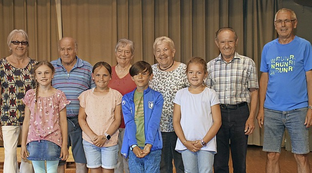 Zusammen sind sie 500 Jahre alt: Den G...lleiter Christopher Harms ausgedacht.   | Foto: Gert Brichta