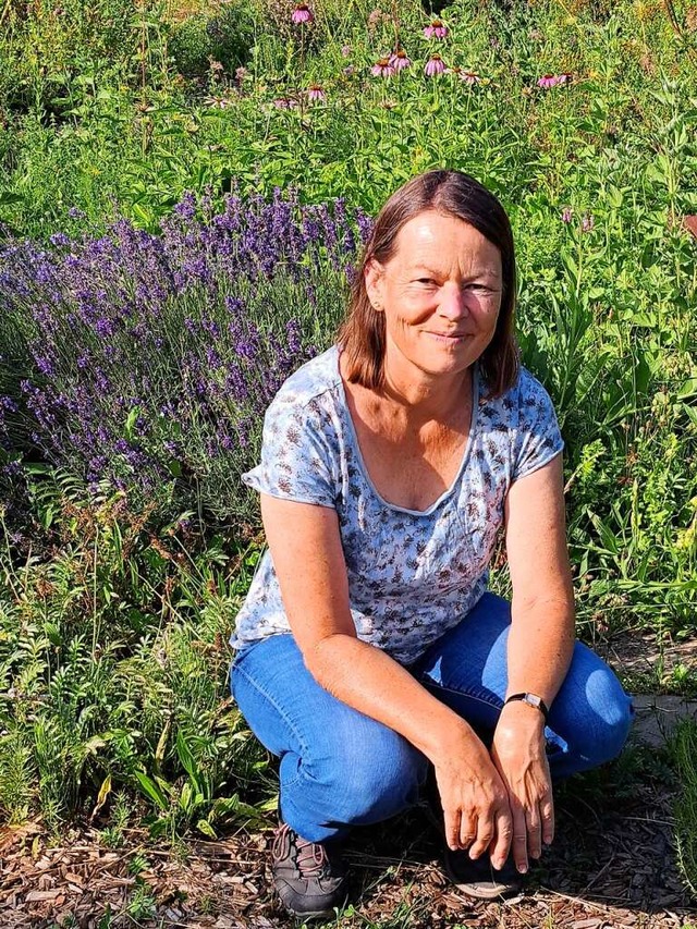 Christine Wondrak-Brunen im Stettener  Naturentdecker-Garten.  | Foto: Martina David-Wenk