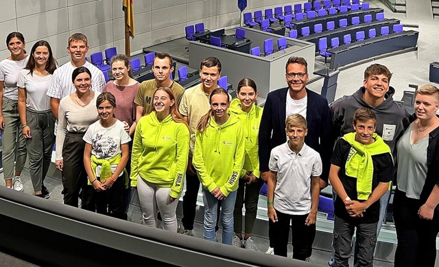 Der Neurieder Jugendgemeinderat mit B...  Tobias Uhrich im Bundestag in Berlin  | Foto: Gemeinde Neuried