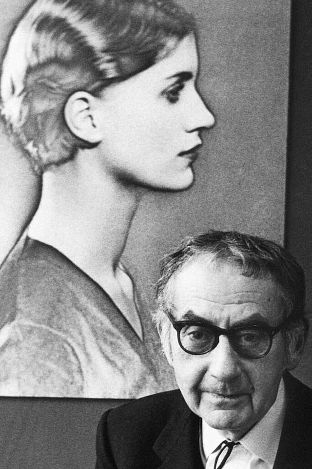 Man Ray 1966 mit einer seiner frhen Fotografien von Kiki de Montparnasse  | Foto: -