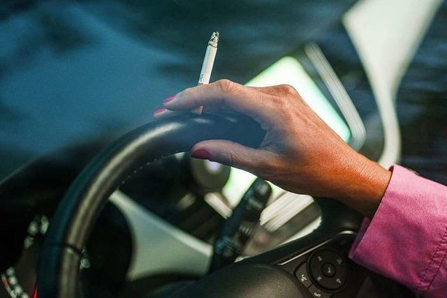 Rauchen im Auto sollte am besten ganz verboten werden