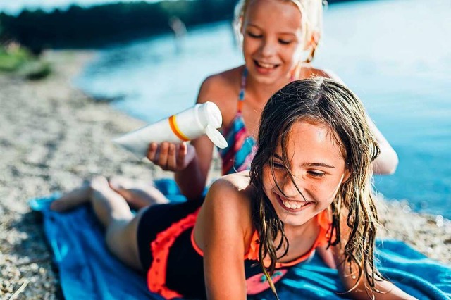 Eincremen sollte zum Baden dazu gehren wie ein Badeklamotten und ein Handtuch.  | Foto: Jana Mänz, via www.imago-images.de