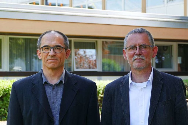 Schulleiter Sven Steinlein (rechts) un...ich ber die steigenden Schlerzahlen.  | Foto: Dirk Sattelberger