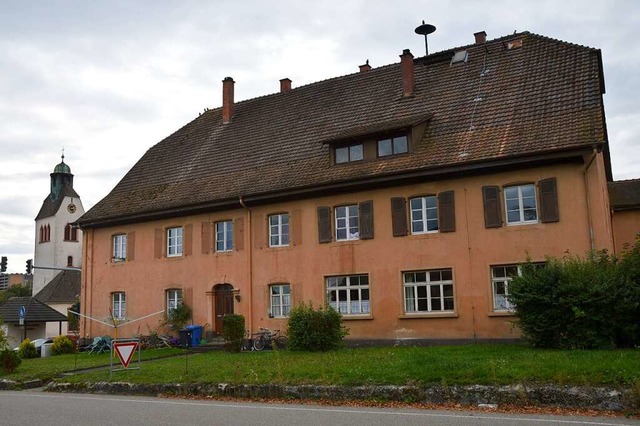 Die Alte Schule in Warmbach soll an einen Investor verkauft werden.  | Foto: Horatio Gollin