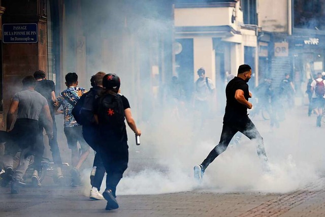 Auch in Straburg kam es drei Tage nac...s Polizisten zu gewaltsamen Protesten.  | Foto: Jean-Francois Badias (dpa)