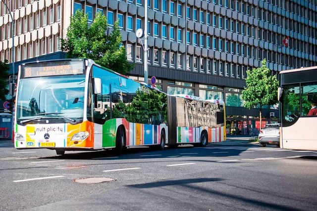 Lange hie es, das Auto sei das liebst... ffentliche Nahverkehr ist kostenlos.  | Foto: Arne Immanuel Bnsch (dpa)