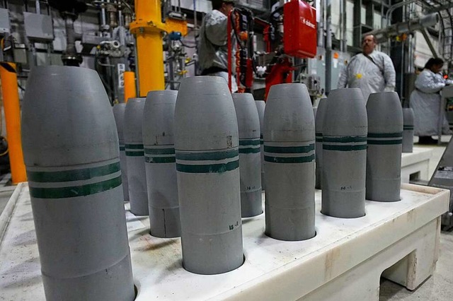 Techniker arbeiten an der Zerstrung d...en im U.S. Army Pueblo Chemical Depot.  | Foto: David Zalubowski (dpa)