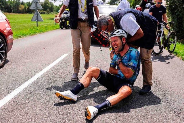 Mark Cavendish ist auf der achten Etap...gestrzt und muss das Rennen aufgeben.  | Foto: THOMAS SAMSON (AFP)