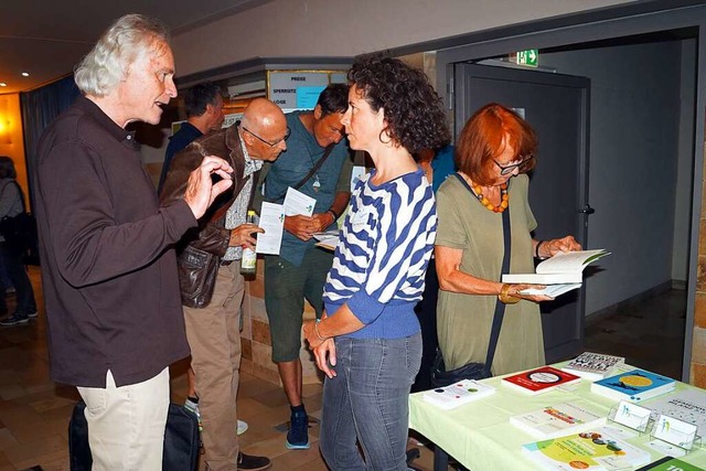 Nach der Veranstaltung gab es lebhafte... Interesse an den ausgelegten Bchern.  | Foto: Silke Hartenstein