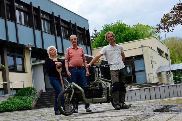 Helga Bauknecht, Manfred Sydow und  An... Merzhauser Rathausplatz  umgestalten.  | Foto: Sophia Hesser