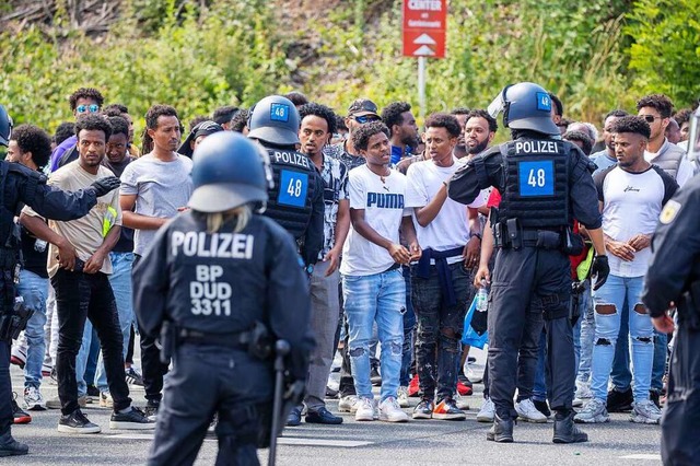 Bei Protesten gegen ein Eritrea-Festiv...en sind 27 Polizisten verletzt worden.  | Foto: Helmut Fricke (dpa)