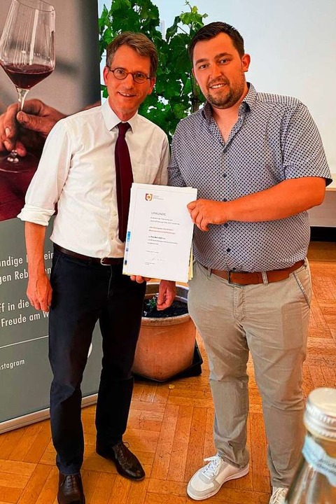 Martin Barth (links), Erster Landesbea...n, den Piwi-Weinpreis des Landkreises.  | Foto: Gerold Zink