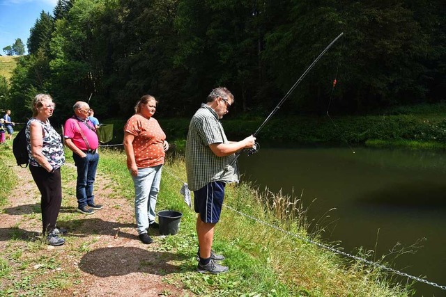 Beim Schnupperangeln am Kolbenlochweiher werden ganz neue Erfahrungen gemacht.  | Foto: Angelika Schmidt