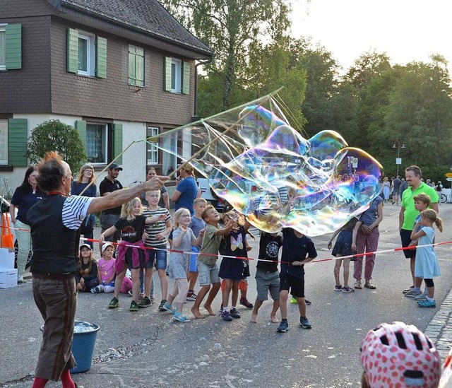 Clown Calli begeistert mit seiner Seifenblasenshow.  | Foto: Sonja Niederer