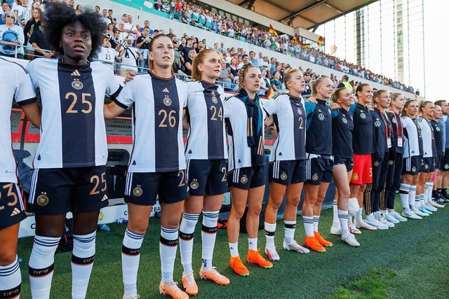 Die Generalprobe gegen den Weltranglis... die Frauenfuball-Nationalmannschaft.  | Foto: Daniel Karmann (dpa)