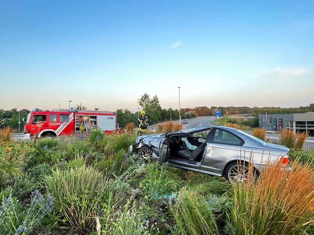 Auf dem Kreisel am Kronenrain kam der BMW beschdigt zum Stehen.  | Foto: Feuerwehr Neuenburg